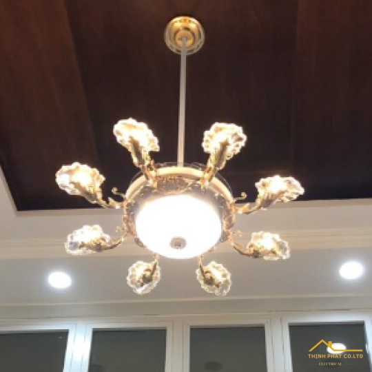 QUẠT TRẦN GIẤU CÁNH ĐÈN CHÙM PHA LÊ SANG TRỌNG - QVIFA-24