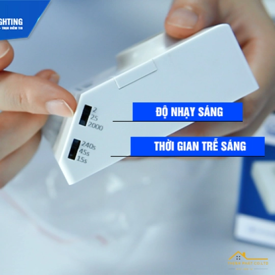 ĐUI ĐÈN E27 CẢM ỨNG GẮN TƯỜNG THẲNG TLC